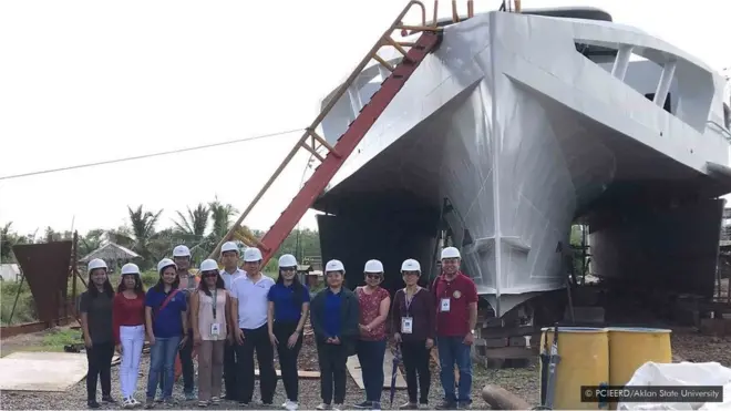 तरंगों से ऊर्जा प्राप्त करके चलने वाली नाव की प्रतिकृति