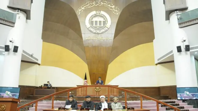 مجلس افغانستان به سه وزیری که برای استیضاح فراخوانده شده‌اند یک ساعت فرصت داد تا در مجلس حضور یابند