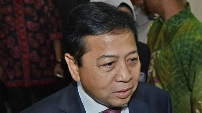 Setya Novanto, selaku perwakilan fraksi Golkar di DPR pada 2010, diduga membuat kesepakatan dengan Anas Urbaningrum dan Muhammad Nazaruddin dari fraksi Demokrat serta pengusaha Andi Agustinus alias Andi Narogong untuk bagi-bagi duit penggelembungan biaya proyek e-KTP.