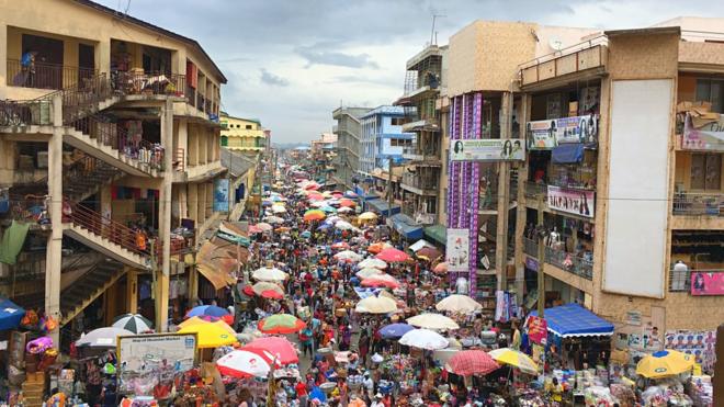 Movimento no mercado de rua Makola