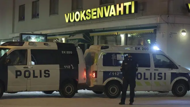 Polisi berjaga di depan lokasi penembakan.