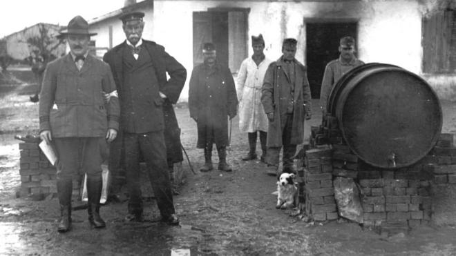 Doktor Džejms Frensis Doneli, pripadnik američkog Crvenog krsta, žrtva tifusa 1915, sa Tomasom Liptonom, pored improvizovanog aparata za dezinfekciju u Đevđeliji, 1915