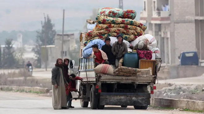 İdlib çevresinde çatışmaların yoğunlaşmasıyla siviller evlerini terk etti.