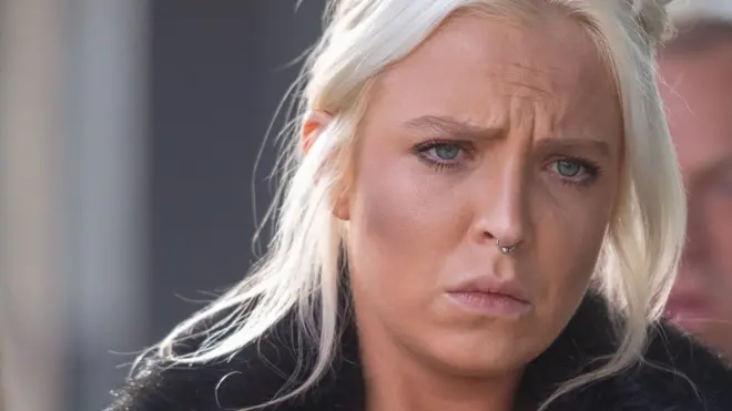 클로이 헤인스(26)는 "모두 죽여버리겠다"고 외치며 문으로 돌진했고 이 과정에서 승무원을 할퀴고 상처를 냈다.