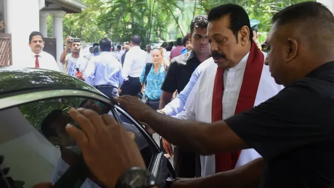 "අගමැති ප්‍රමුඛ කැබිනට් මණ්ඩලය ඉල්ලා අස්වෙන්න!"
