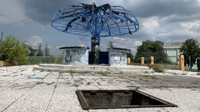 Bambilend je danas i opasno mesto, sa nekoliko otvorenih šahtova i rupa velike dubine