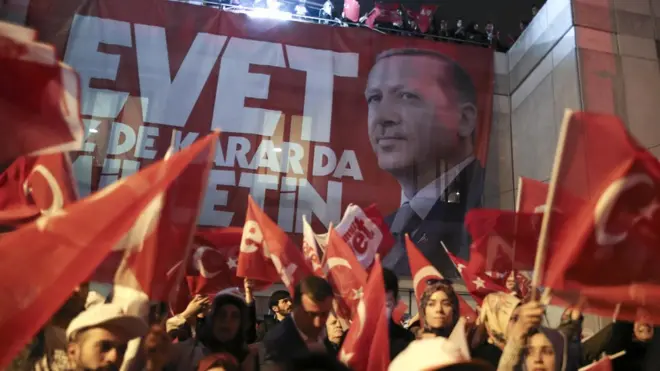 Para pendukung Presiden Erdogan merayakan kemenangan di kantor pusat Partai AK di Istanbul.