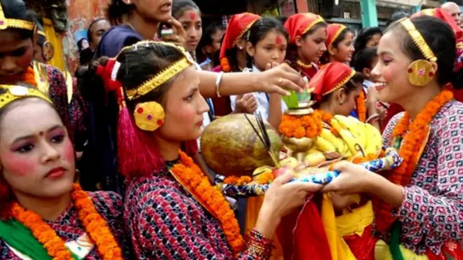 देउसी खेल्दै