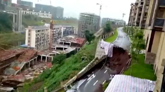 Разрушенная дорога в Китае