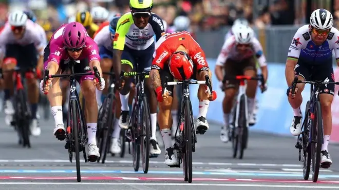 ተቐዳደምቲ ኣብ ዛዛሚ መስመር