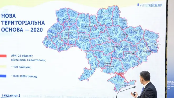 Укрупнення районів - це частина реформи децентралізації, розробленої урядом Володимира Гройсмана. Кількість районів у планах Гройсмана й зараз різняться на тридцять одиниць