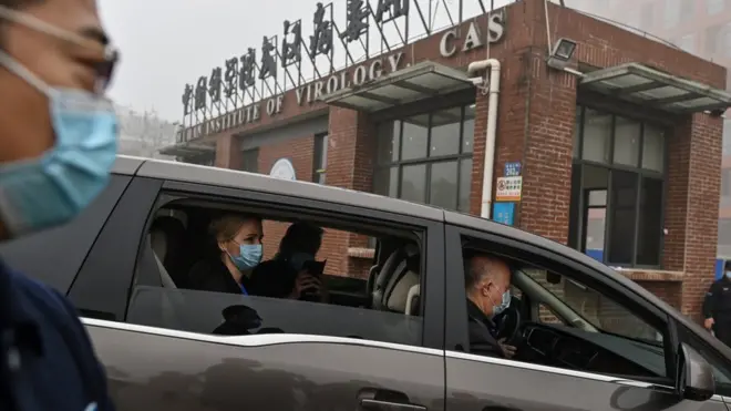 زار خبراء دوليون من منظمة الصحة العالمية مدينة ووهان في يناير كانون الثاني الماضي لإعداد تقرير أولي بالتعاون مع نظرائهم الصينيين، لكنهم لم يتوصلوا إلى استنتاج يتعلق ببدء ظهور الفيروس