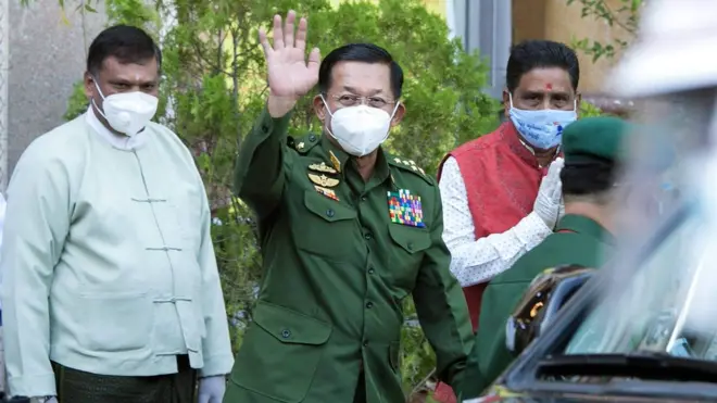 ในแถลงการณ์ของกองทัพเมียนมาอ้างว่าสื่อบางสำนักตีความคำกล่าวของ พล.อ. อาวุโส มิน อ่อง หล่าย ผู้บัญชาการทหารสูงสุดเมียนมา เรื่อง "จำเป็นต้องยกเลิกรัฐธรรมนูญ" ผิดไป