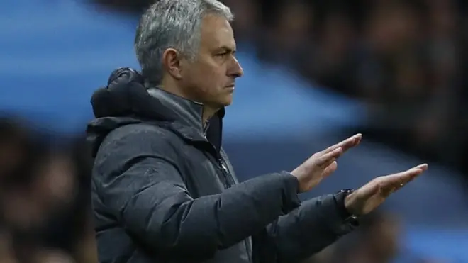 تولى مورينيو مسؤولية تدريب يونايتد عقب رحيل لويس فان خال