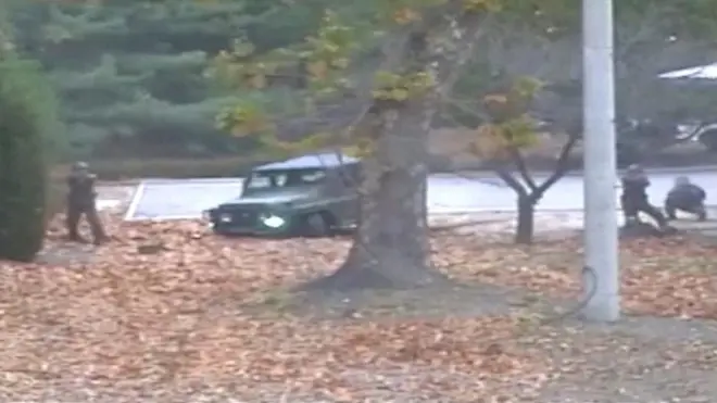 Petugas pengawas perbatasan Korea Utara melepaskan tembakan ke arah tentara yang membelot di Zona Demiliterisasi antara Korea Utara dan Korea Selatan.