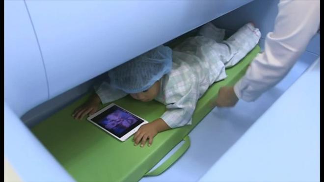 赤ちゃんや幼児の体内の放射線量を検査するベビースキャン