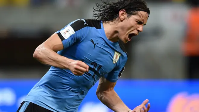 Edinson Cavani celebra un gol