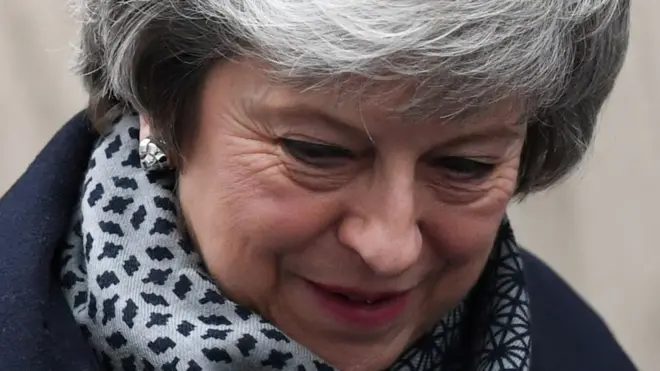 La Première ministre britannique Theresa May quitte le 10 Downing Street à Londres le 16 janvier 2019, avant les Questions au Premier ministre, suivies d'un débat et d'un vote pour dissoudre le gouvernement