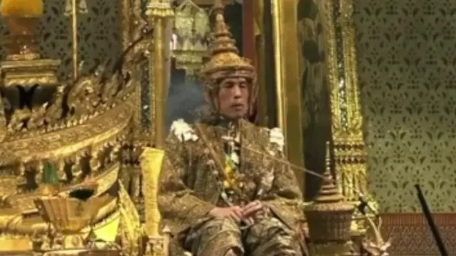 شهدت العاصمة التايلندية بانكوك مراسم تتويج الملك الجديد ماها فاجيرالونغكورن الذي كان قد تولى هذا المنصب بعد وفاة والده عام 2016.