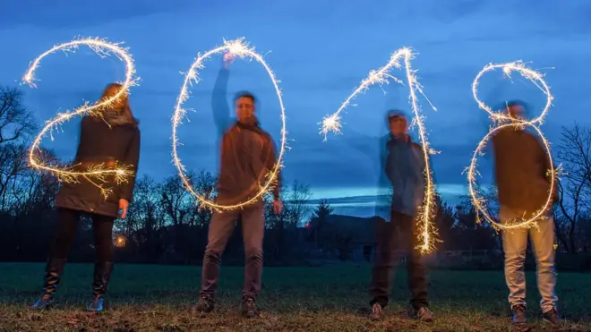 用煙火繪畫「2018」字樣效果（27/12/2017）