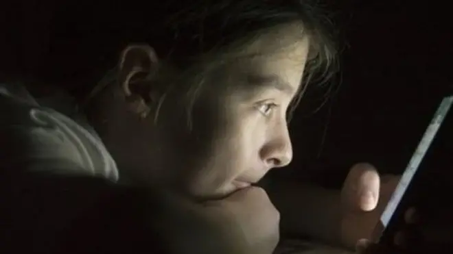 ජංගම දුරකථනය භාවිතා කරන ළමයෙක්