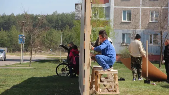 Головна аудиторія фестивалю "86" серед славутичан - молодь. Школярки фотографуются навпроти стіни - частини проекту імпровізованого "14-го кварталу" Славутича