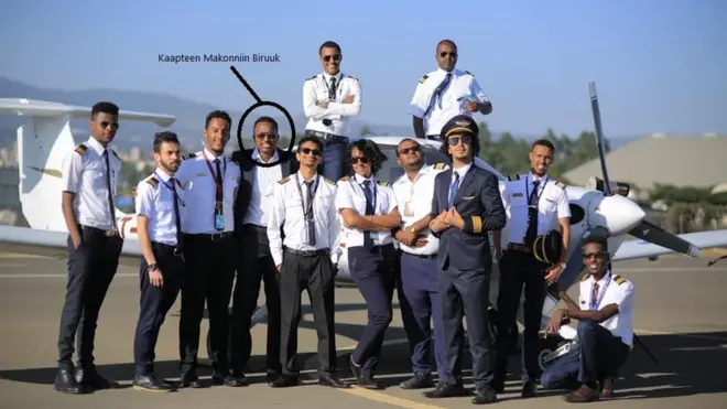 Kaapteen Makonniin Biruuk garee balaliistoota xiyaara 208 waliin