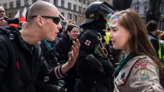 Lucie Myslikova fue fotografiada enfrentando a un skinhead en una marcha neo nazis en Brno el 1 de mayo.