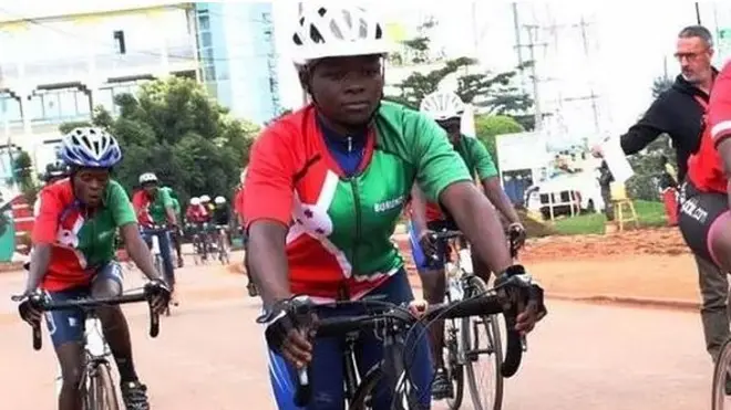 Emmanuella Rukundo (uwa mbere i bubamfu) avuga ko yigiye kunyonga ikingo kuri se wiwe