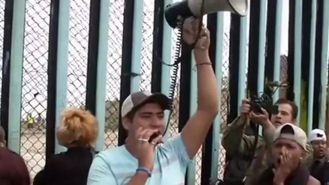 국경지대의 중미 이주자들, '우리는 범죄자가 아니다'