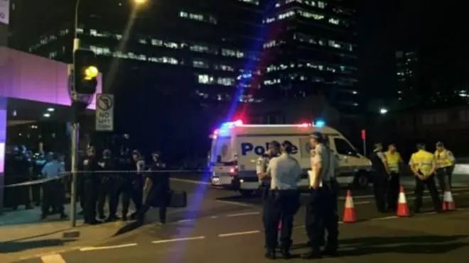 警员在悉尼新南威尔士州警察总部门外拉起封锁线(2/10/2015)