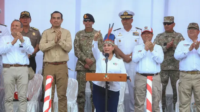 La presidenta de Perú, Dina Boluarte, junto a ministros y jefes militares en Santa Rosa