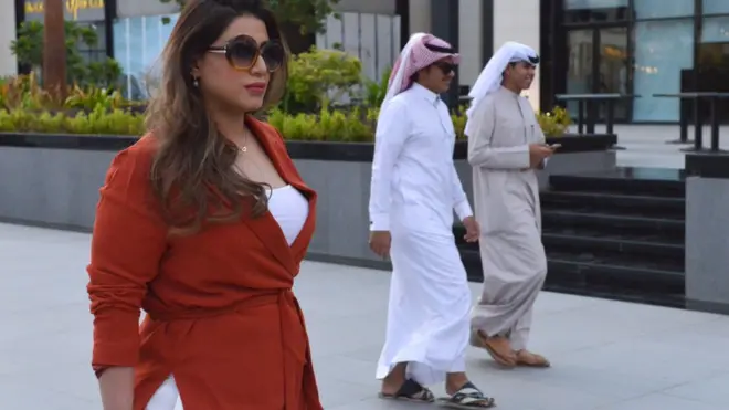 مشاعل الجالود تثير الجدل بتجولها دون عباءة في شوارع الرياض