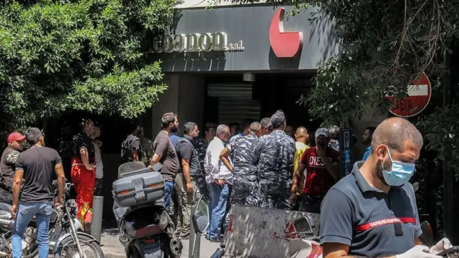 ولا يزال عدد من الموظفين والزبائن محتجزين كرهائن حتى هذه اللحظة.