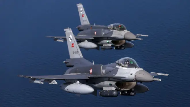 F-16 savaş jetleri Ege Denizi üzerinde tatbikat gerçekleştiriyor.