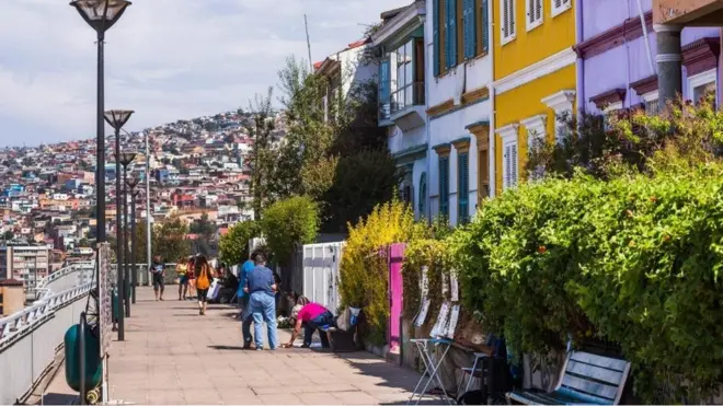 Lanskap Santiago, ibu kota Chile. Kota ini merupakan salah satu bukti efektivitas pemerintahan Chile yang berdampak langsung secara positif kepada masyarakat.