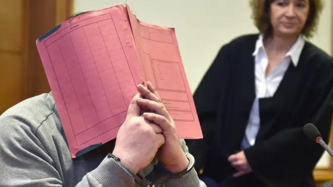 Nils Hogel sakrio je lice pred kamerama na suđenju 2015. godine