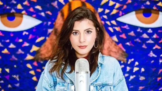 Лілі Вісперс (Шепіт) записала своє перше АСМР-відео п'ять років тому , коли їй було 19, вона є одним з піонерів цього жанру