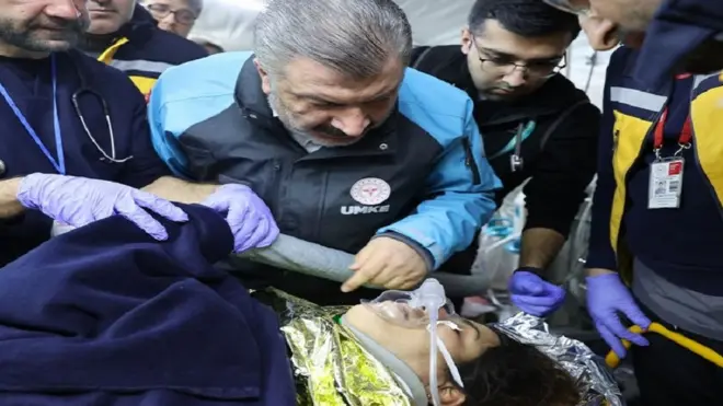 وزير الصحة التركي يطمئن على امرأة تم إنقاذها السبت في أنطاكيا