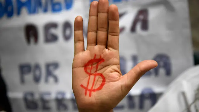 Венесуэльцы живут впроголодь, экономика разрушена, в стране политический кризис