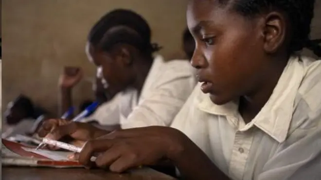 Onu ivuga ko umwigeme umwe kw'icumi asiba ishure ari mu butinyanka muri Afrika