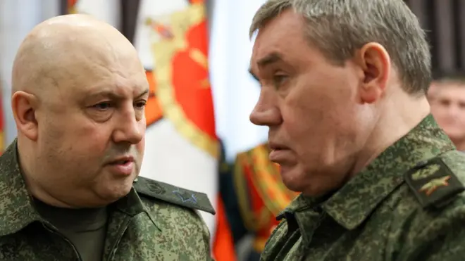 Sergeй Surovikin (sleva) i Valeriй Gerasimov