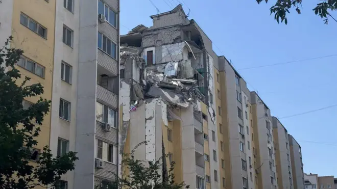 Саратов. Жилой 10-этажный многоквартирный дом, поврежденный в результате взрыва. 25 июля 2025