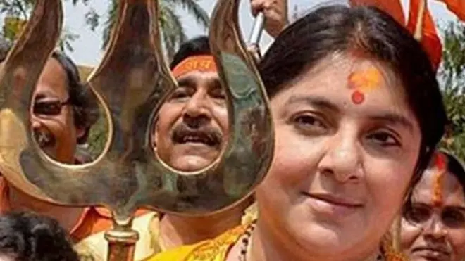 ત્રિશૂલ સાથે મહિલા અને લોકો