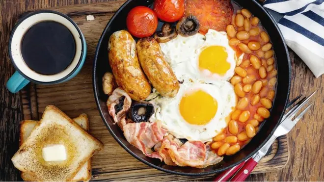 Satu studi menemukan bahwa orang yang menjadikan sarapan sebagai makanan terbesar hari itu cenderung memiliki indeks massa tubuh yang lebih rendah.