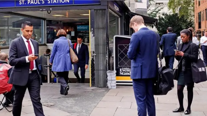 لماذا يتعين عليك عدم استخدام الأجهزة الإلكترونية في العمل لمدة ساعة يوميا؟