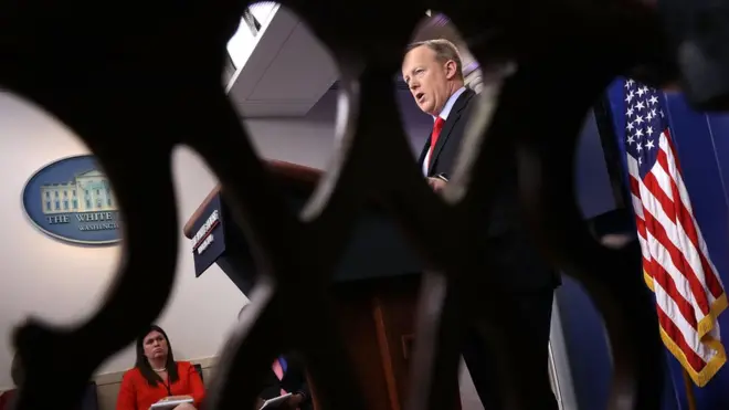 Пресс-секретарь Белого дома Шон Спайсер выступил на брифинге не для всех жруналистов, которые к этому привыкли