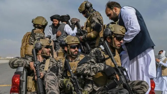 مقاتلو طالبان في مطار كابل