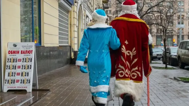 Дід Мороз і Снігурка на вулицях Києва