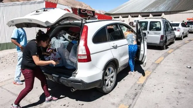 Decenas de miles de turistas argentinos van a comprar ahora a Chile, aprovechando la diferencia de precios.